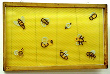 3. Platz im Ausklöppeln und 1. Platz Mustergestaltung Kinder: Honigwabe mit Bienen,
Entwurf und Ausführung: die Schüler der Klöppelschule Ijdija unter Oddelek Vipava