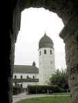Blick aus der Torhalle auf die Klosterkirche